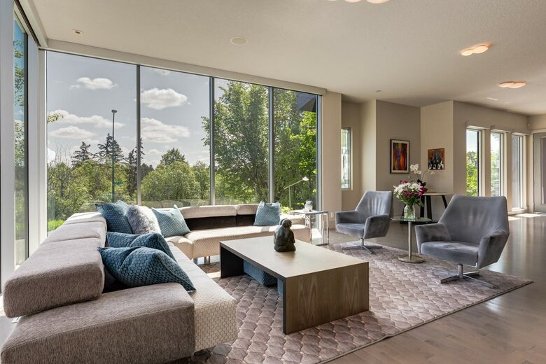Artistic and Spacious Estate Home on River Park in Calgary Center - Calgary, Canada