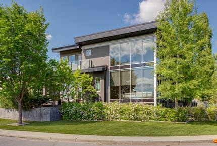 Artistic and Spacious Estate Home on River Park in Calgary Center - Calgary, Canada