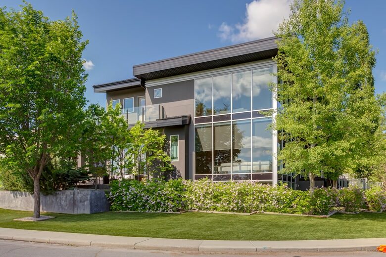 Artistic and Spacious Estate Home on River Park in Calgary Center - Calgary, Canada