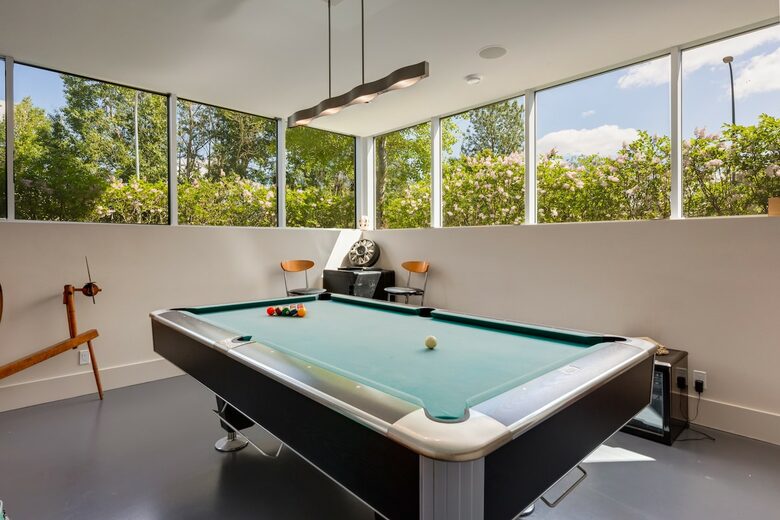 Artistic and Spacious Estate Home on River Park in Calgary Center - Calgary, Canada