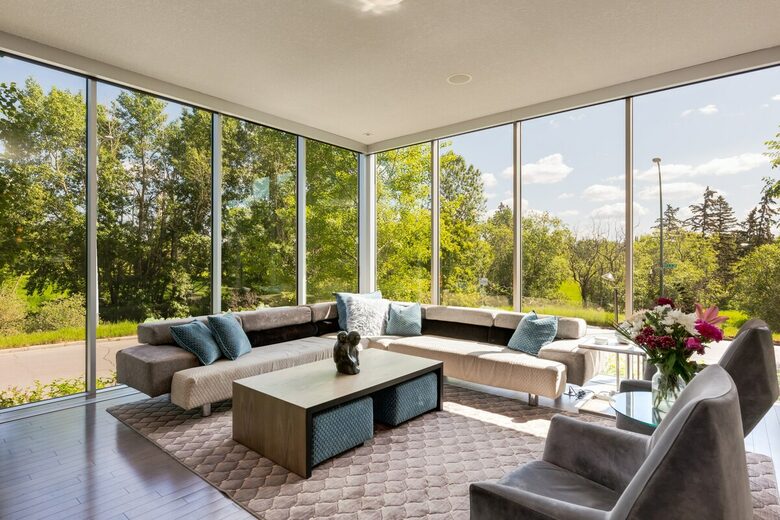 Artistic and Spacious Estate Home on River Park in Calgary Center - Calgary, Canada