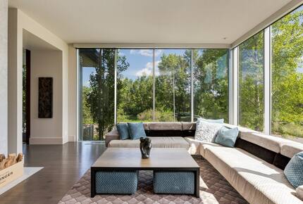 Artistic and Spacious Estate Home on River Park in Calgary Center - Calgary, Canada