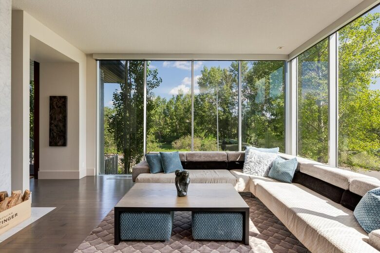 Artistic and Spacious Estate Home on River Park in Calgary Center - Calgary, Canada