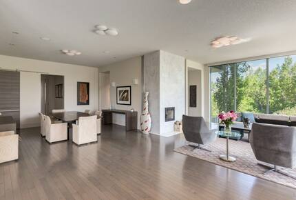 Artistic and Spacious Estate Home on River Park in Calgary Center - Calgary, Canada