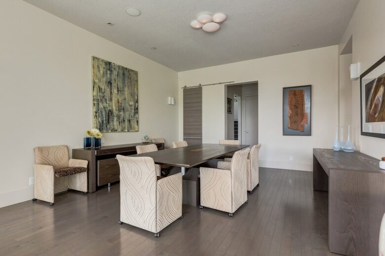 Artistic and Spacious Estate Home on River Park in Calgary Center - Calgary, Canada