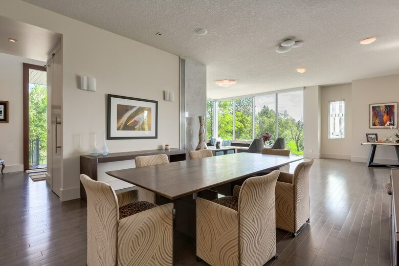 Artistic and Spacious Estate Home on River Park in Calgary Center - Calgary, Canada