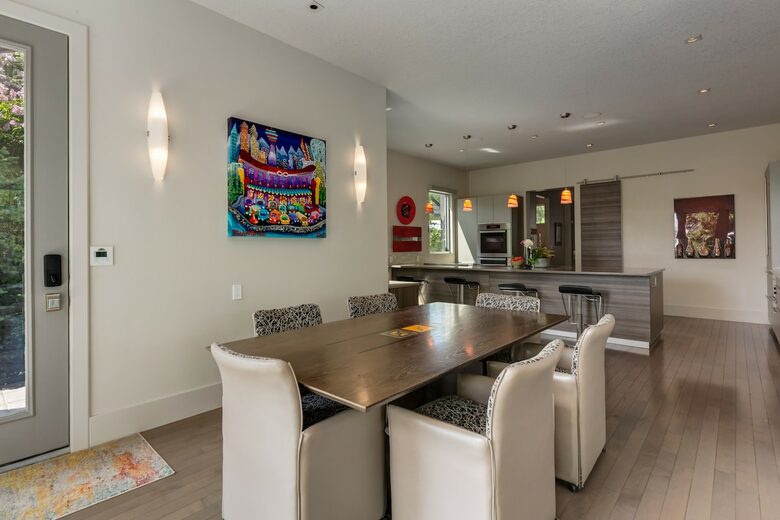 Artistic and Spacious Estate Home on River Park in Calgary Center - Calgary, Canada