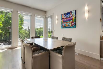 Artistic and Spacious Estate Home on River Park in Calgary Center - Calgary, Canada