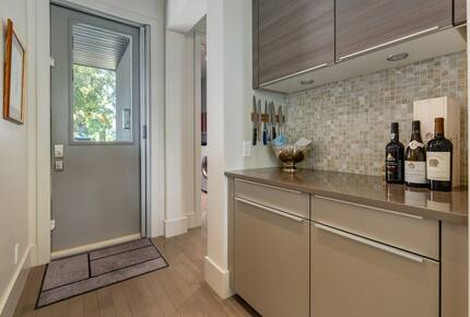 Artistic and Spacious Estate Home on River Park in Calgary Center - Calgary, Canada