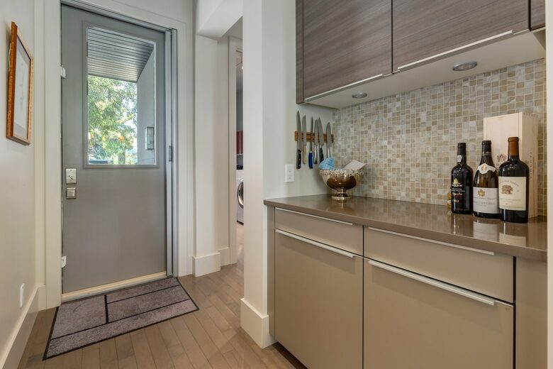 Artistic and Spacious Estate Home on River Park in Calgary Center - Calgary, Canada