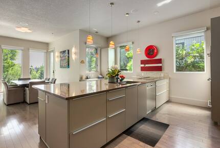 Artistic and Spacious Estate Home on River Park in Calgary Center - Calgary, Canada