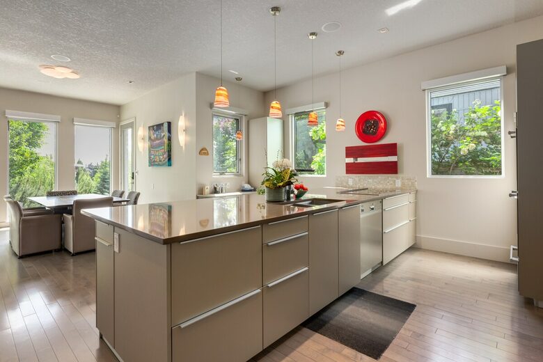 Artistic and Spacious Estate Home on River Park in Calgary Center - Calgary, Canada