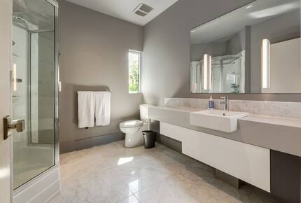 Artistic and Spacious Estate Home on River Park in Calgary Center - Calgary, Canada