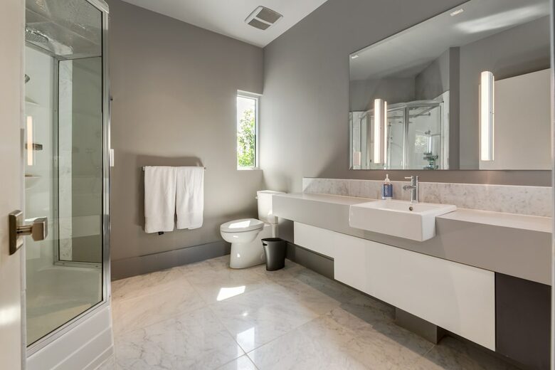 Artistic and Spacious Estate Home on River Park in Calgary Center - Calgary, Canada