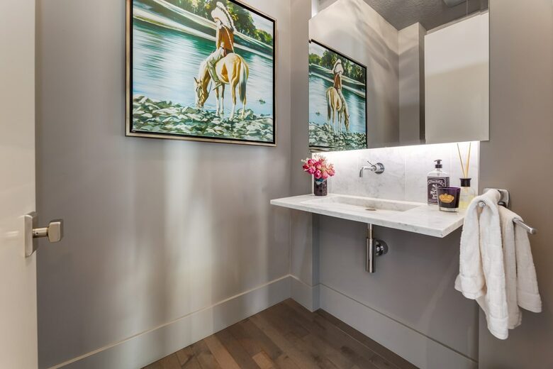 Artistic and Spacious Estate Home on River Park in Calgary Center - Calgary, Canada