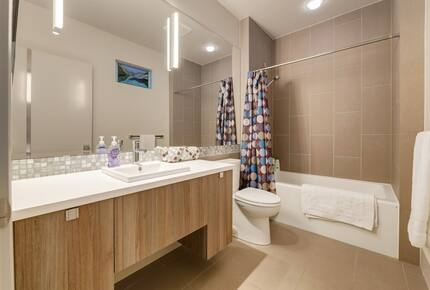 Artistic and Spacious Estate Home on River Park in Calgary Center - Calgary, Canada