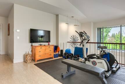 Artistic and Spacious Estate Home on River Park in Calgary Center - Calgary, Canada