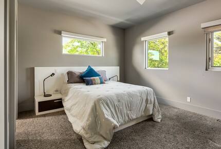 Artistic and Spacious Estate Home on River Park in Calgary Center - Calgary, Canada