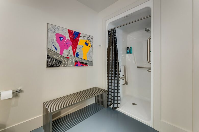 Artistic and Spacious Estate Home on River Park in Calgary Center - Calgary, Canada