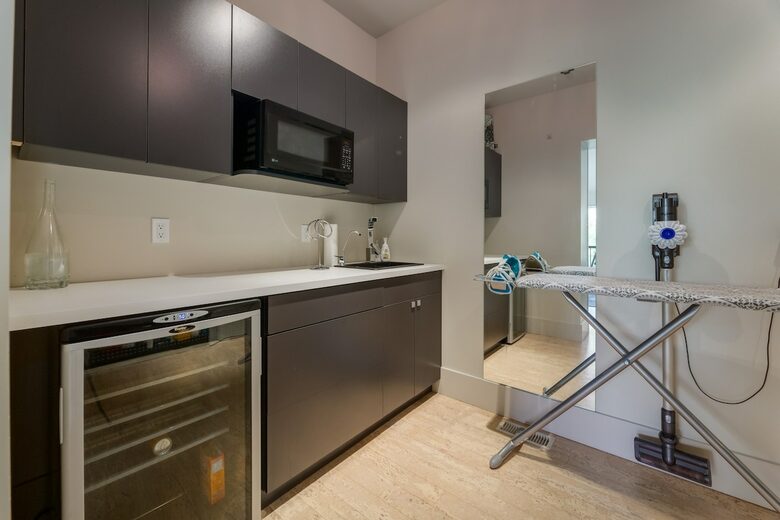 Artistic and Spacious Estate Home on River Park in Calgary Center - Calgary, Canada