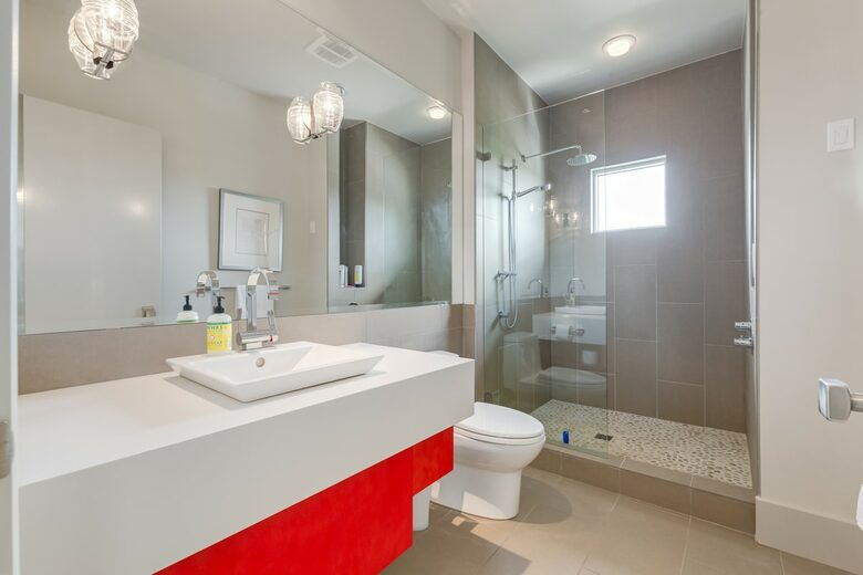 Artistic and Spacious Estate Home on River Park in Calgary Center - Calgary, Canada