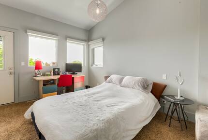 Artistic and Spacious Estate Home on River Park in Calgary Center - Calgary, Canada