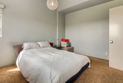 Artistic and Spacious Estate Home on River Park in Calgary Center - Calgary, Canada