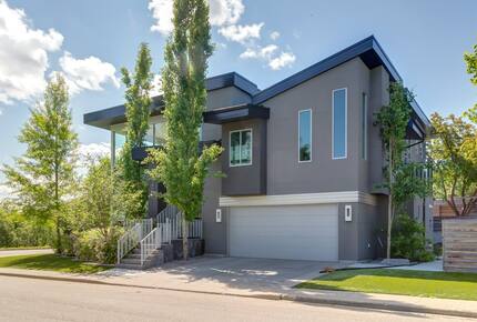 Artistic and Spacious Estate Home on River Park in Calgary Center - Calgary, Canada