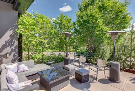 Artistic and Spacious Estate Home on River Park in Calgary Center - Calgary, Canada