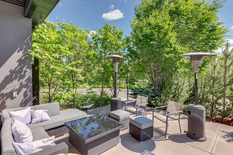 Artistic and Spacious Estate Home on River Park in Calgary Center - Calgary, Canada