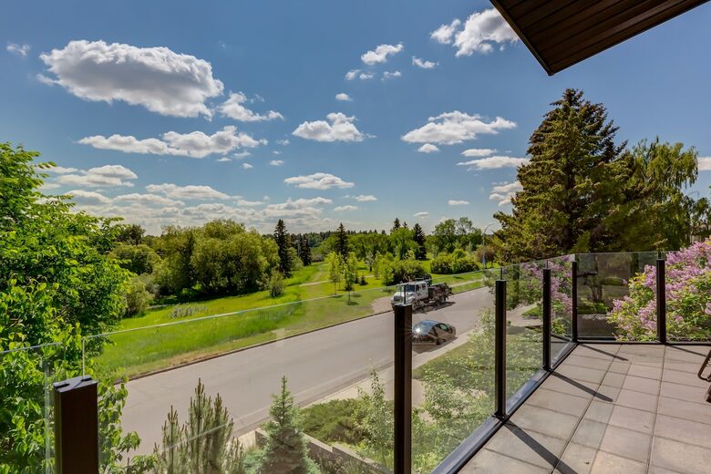 Artistic and Spacious Estate Home on River Park in Calgary Center - Calgary, Canada