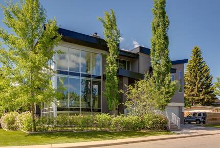 Artistic and Spacious Estate Home on River Park in Calgary Center - Calgary, Canada