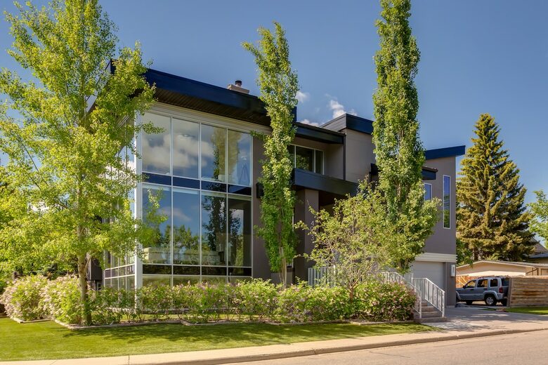 Artistic and Spacious Estate Home on River Park in Calgary Center - Calgary, Canada