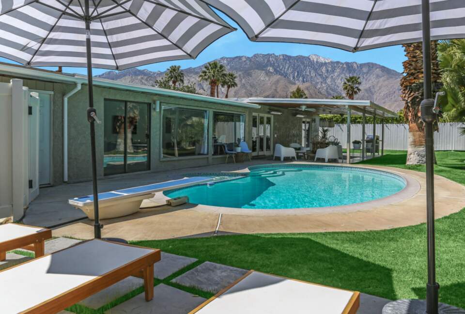 Cool and Fun Midcentury Getaway - Palm Springs, California