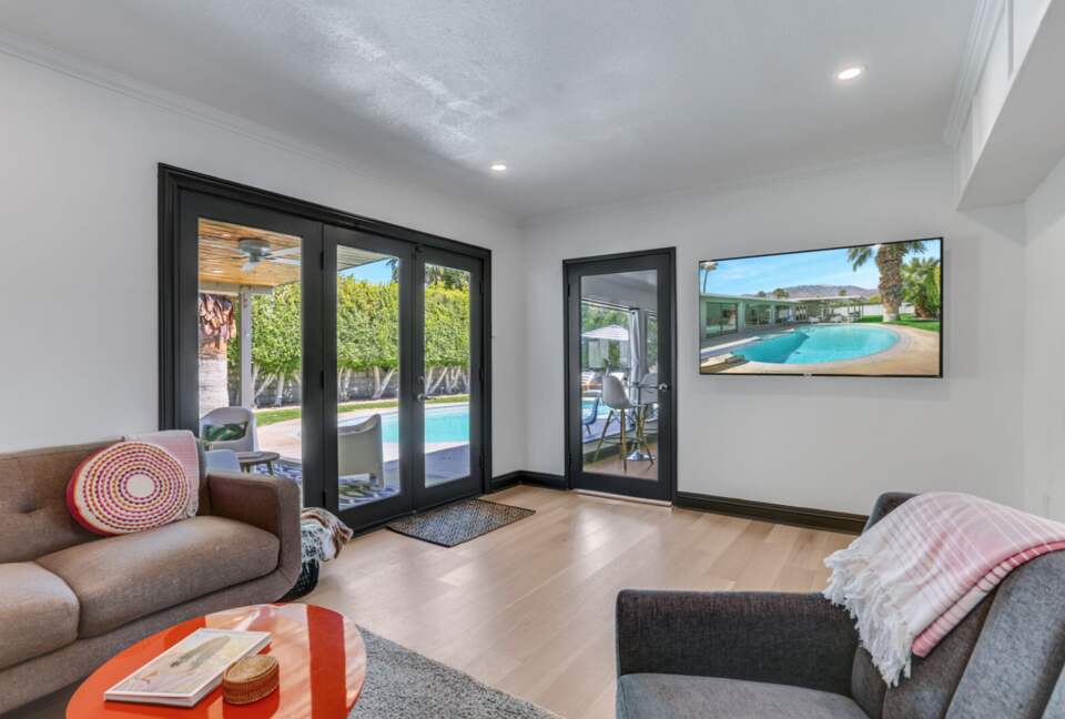 Cool and Fun Midcentury Getaway - Palm Springs, California