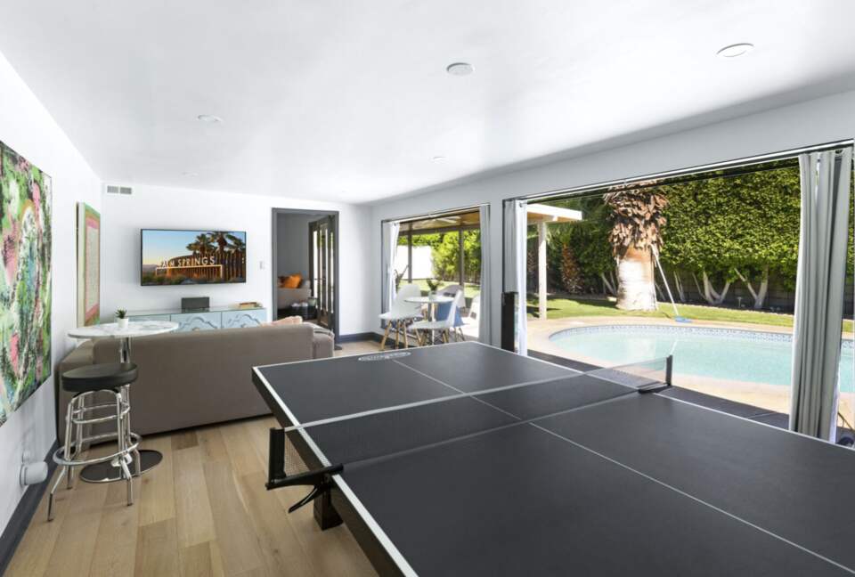 Cool and Fun Midcentury Getaway - Palm Springs, California