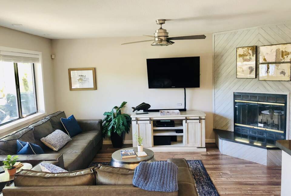 Clearlake Keys Modern Beauty - Clearlake Oaks, California