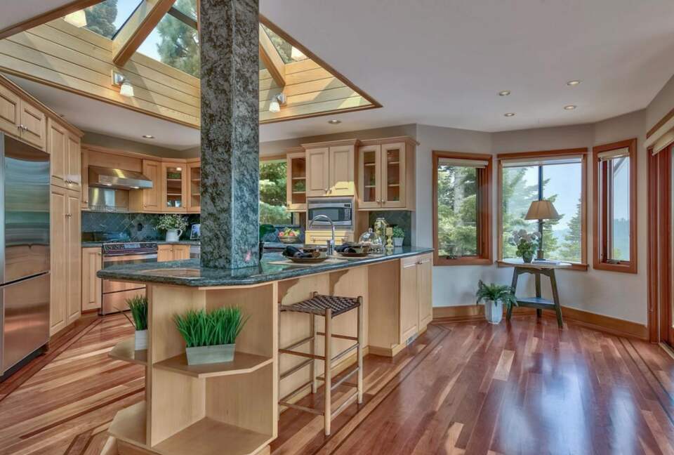 Spacious Mountain Home with Gorgeous Views - Truckee, California