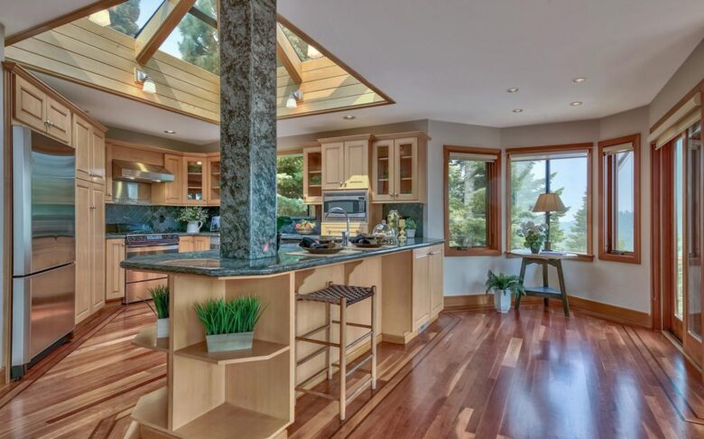 Spacious Mountain Home with Gorgeous Views - Truckee, California