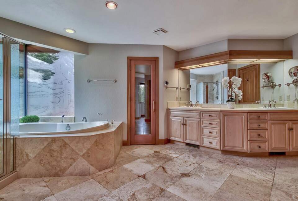 Spacious Mountain Home with Gorgeous Views - Truckee, California