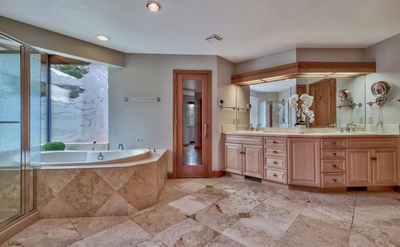 Spacious Mountain Home with Gorgeous Views - Truckee, California