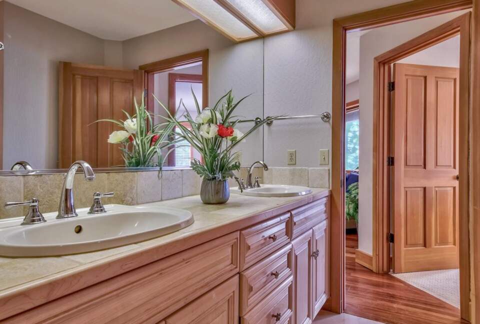 Spacious Mountain Home with Gorgeous Views - Truckee, California