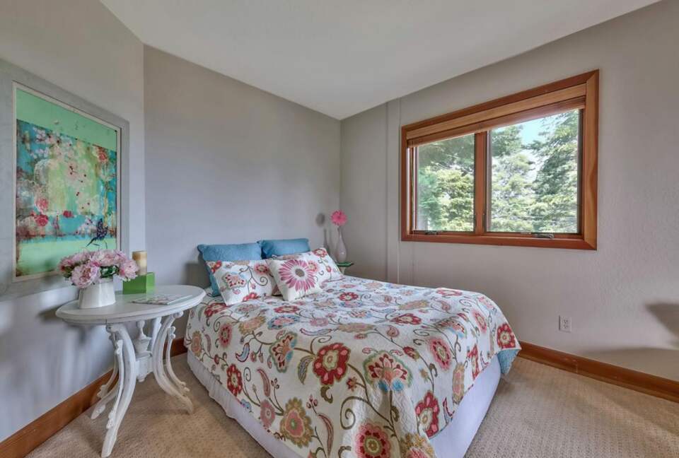 Spacious Mountain Home with Gorgeous Views - Truckee, California