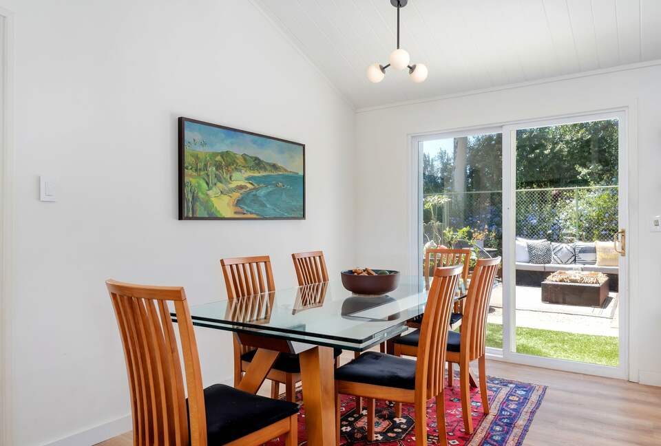 Dining table, expands to 8 people, additional chairs available