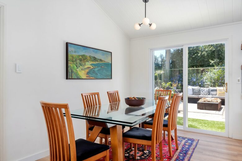 Dining table, expands to 8 people, additional chairs available