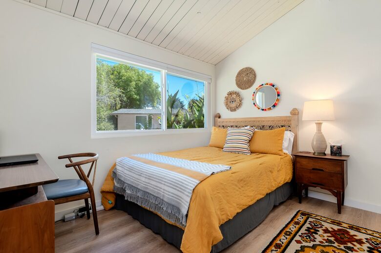 3rd bedroom with desk