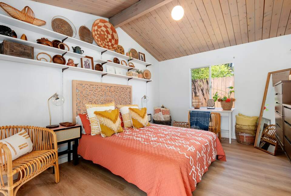 Casita detached bedroom off patio