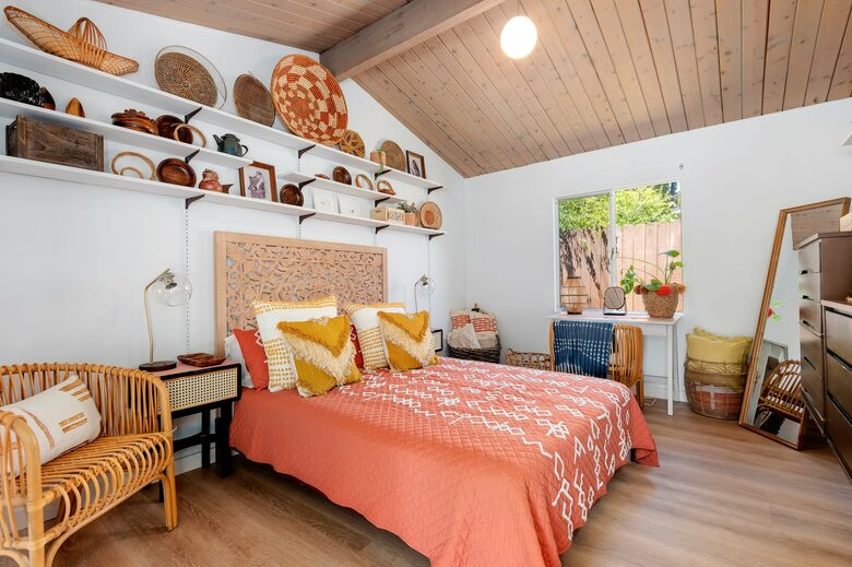 Casita detached bedroom off patio