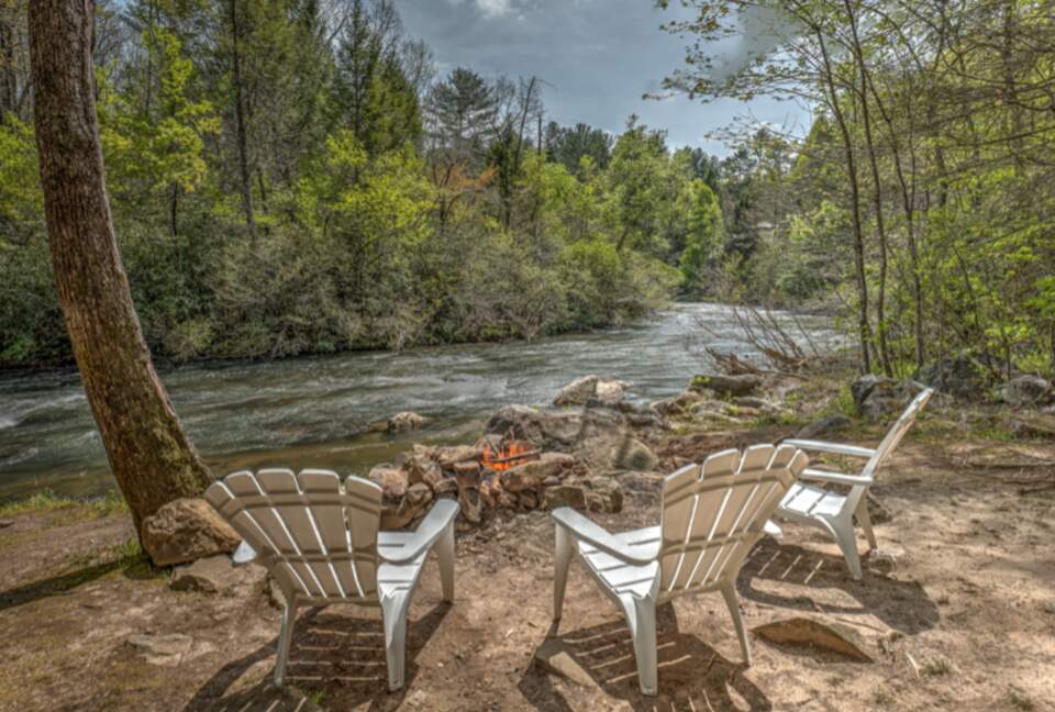 Falcon’s Nest Riverfront Mountain Retreat - mccaysville, Georgia