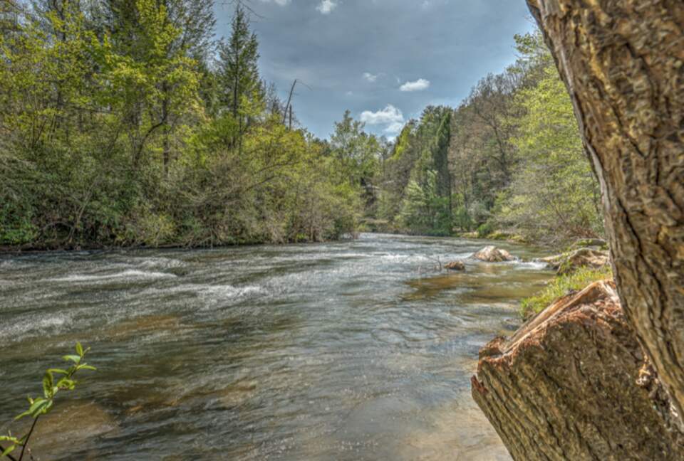 Falcon’s Nest Riverfront Mountain Retreat - mccaysville, Georgia